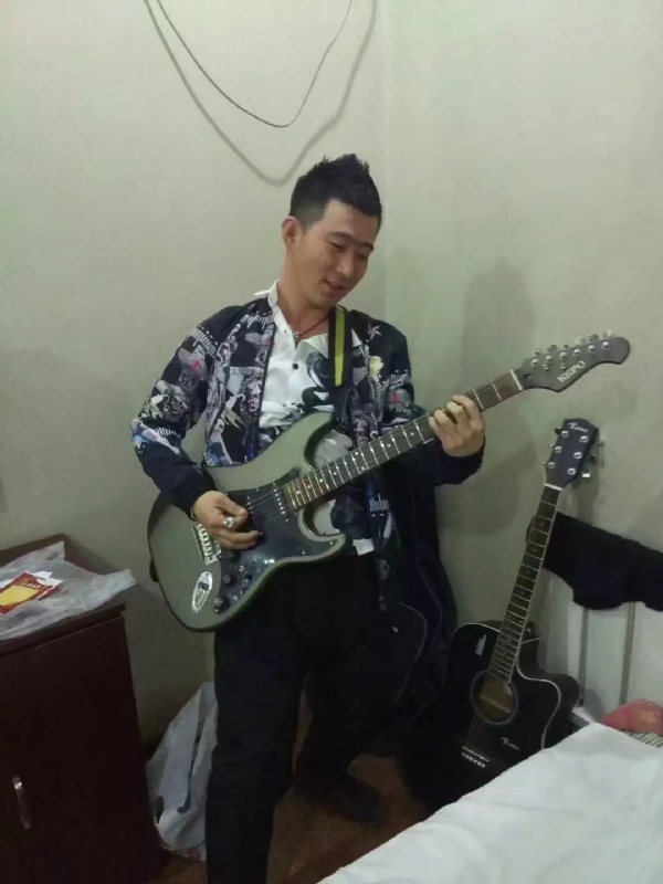 小吉他的第一张照片--惠州相亲服务中心