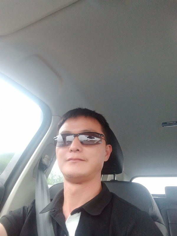 孤独的男人的第一张照片--惠州相亲服务中心