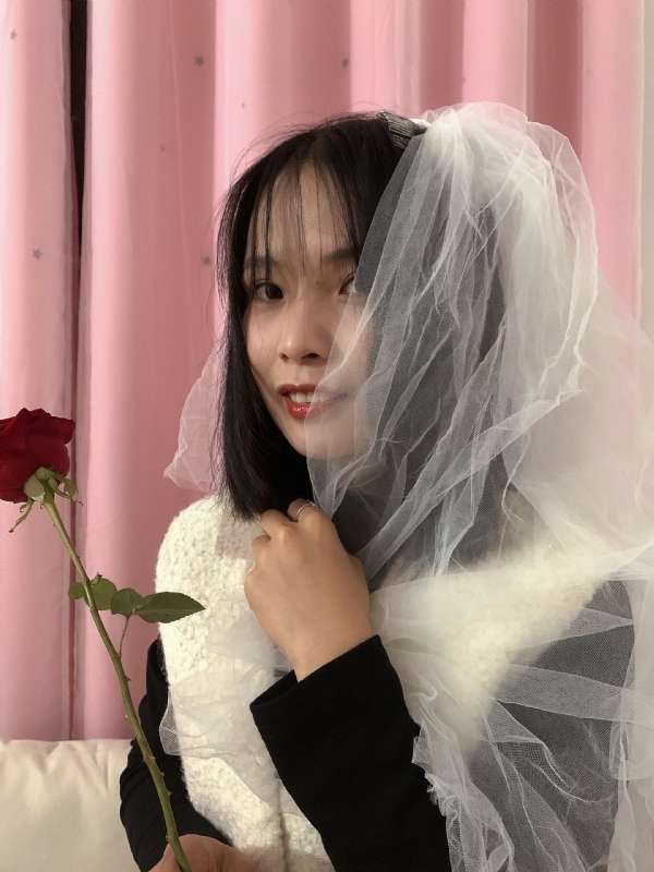 持紫菜包饭的女孩的第一张照片--惠州相亲服务中心