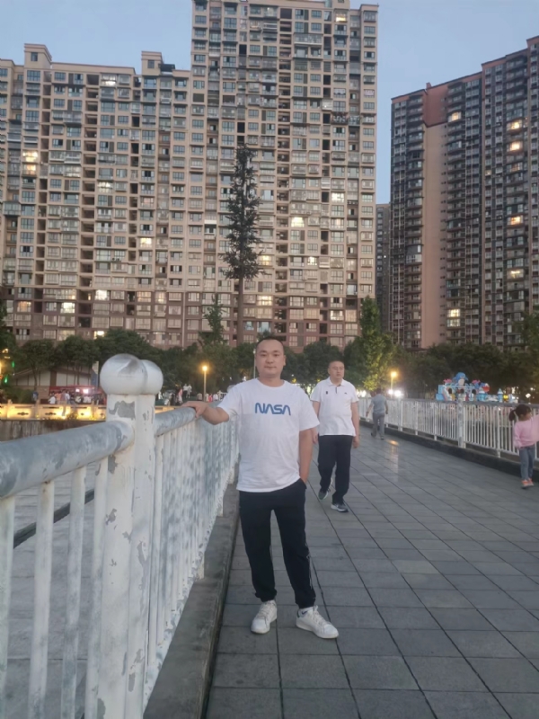 寂寞的男人的第一张照片--惠州相亲服务中心