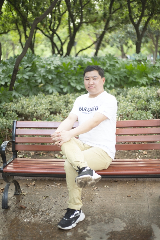 抱着鱼睡觉的猫的第一张照片--惠州相亲服务中心